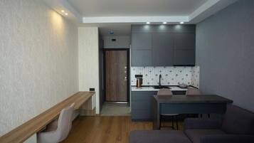 Tallelokero huoneessa, työpöytä