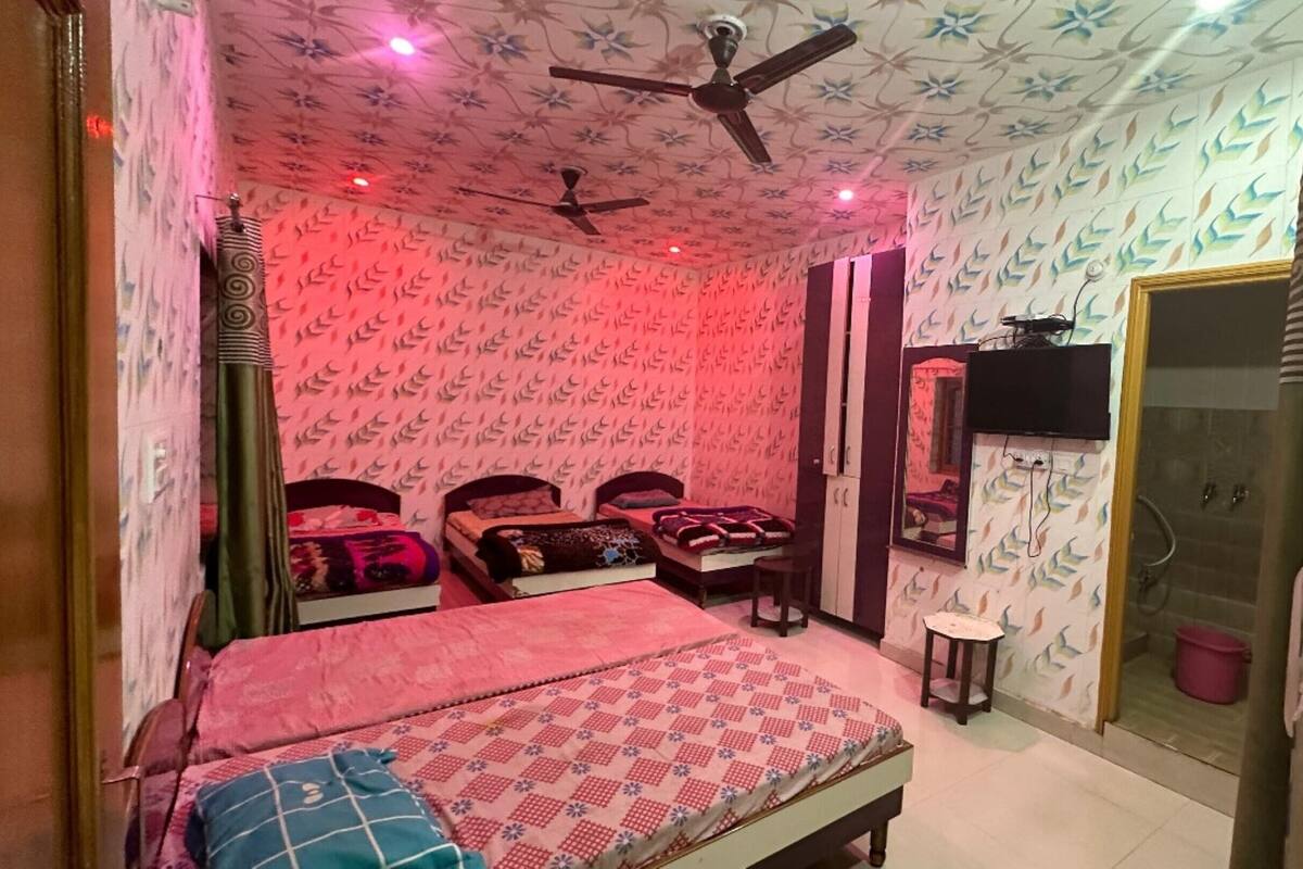 Deluxe Quadruple Room, City View | Free WiFi, bed sheets