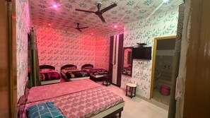 豪華四人房, 城市景 | 免費 Wi-Fi、床單