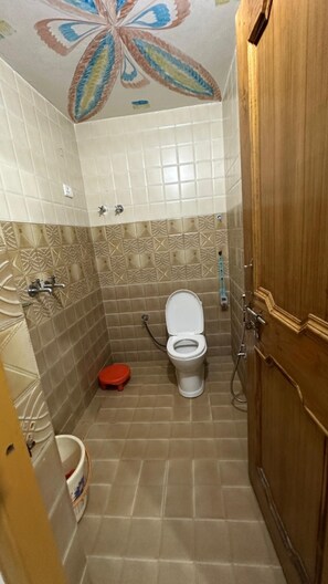 Shower, rainfall showerhead, towels, soap - Goroomgo Maheshwari & Banquet Hall Tehri (Tehri)