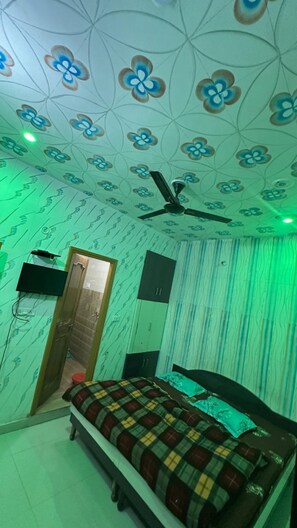 Deluxe Quadruple Room, City View | Free WiFi, bed sheets - Goroomgo Maheshwari & Banquet Hall Tehri (Tehri)