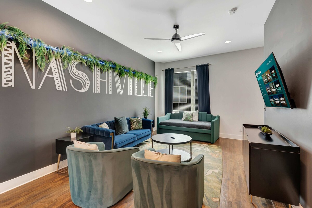 Chiefs vs Titans rooftop deck, game room, gourmet kitchen near Broadway