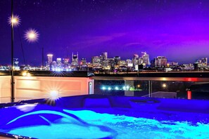 Outdoor spa tub - Summer rooftop hot tub, game room, chef kitchen near Broadway (Nashville)