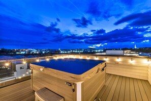 Terrace/patio - Summer rooftop hot tub, game room, chef kitchen near Broadway (Nashville)