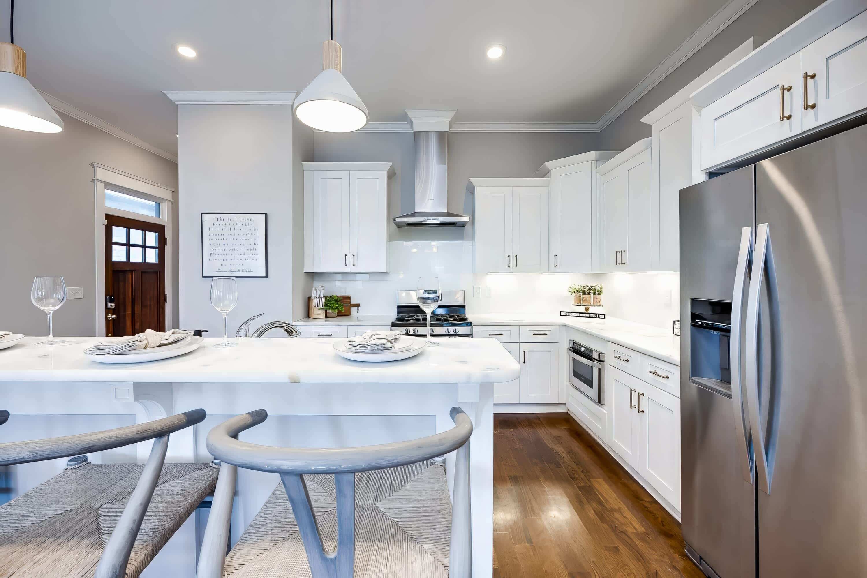 冷蔵庫、電子レンジ、オーブン、コンロ