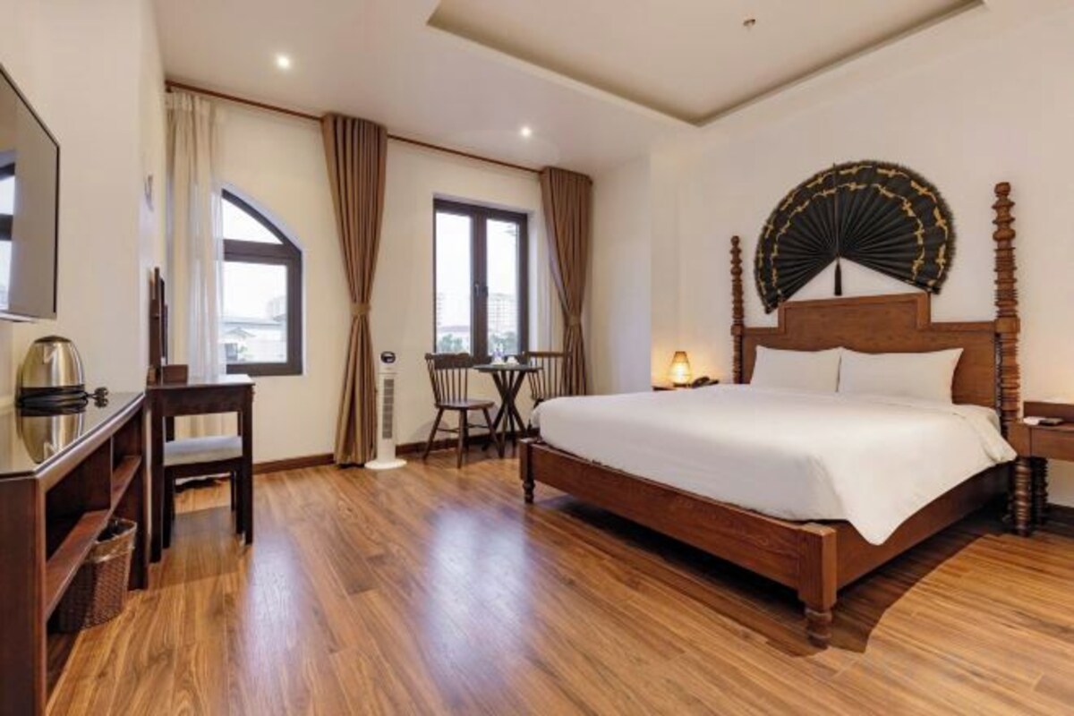 Deluxe Queen Room