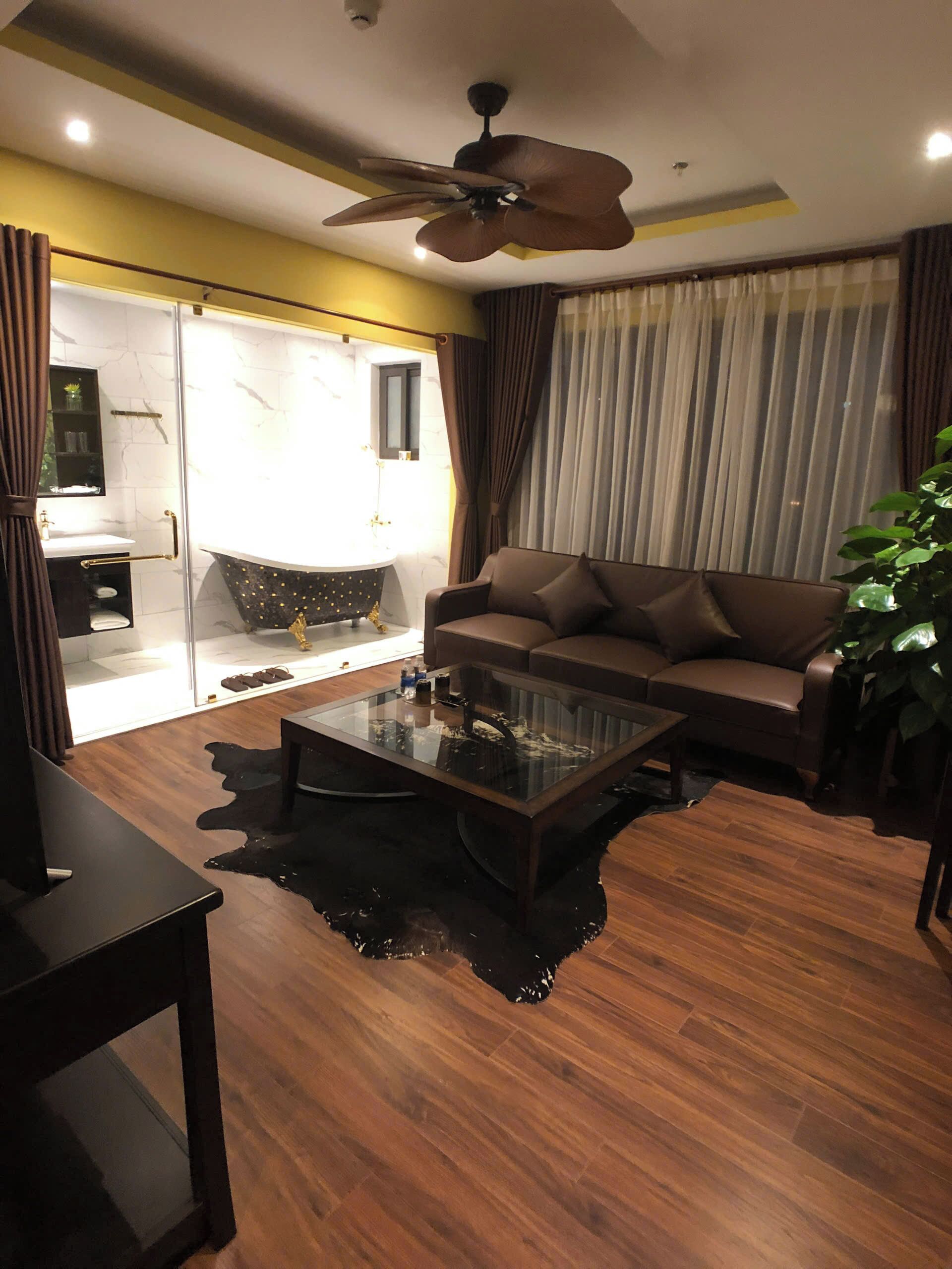 Artículos de tocador gratuitos, secador de pelo, pantuflas, toallas