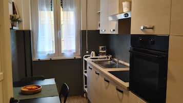 Four, batterie de cuisine, vaisselle et ustensiles, épices