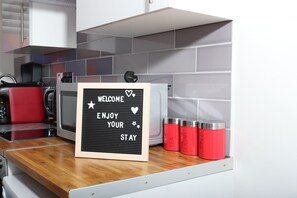 Frigorífico, microondas, horno y placa de cocina