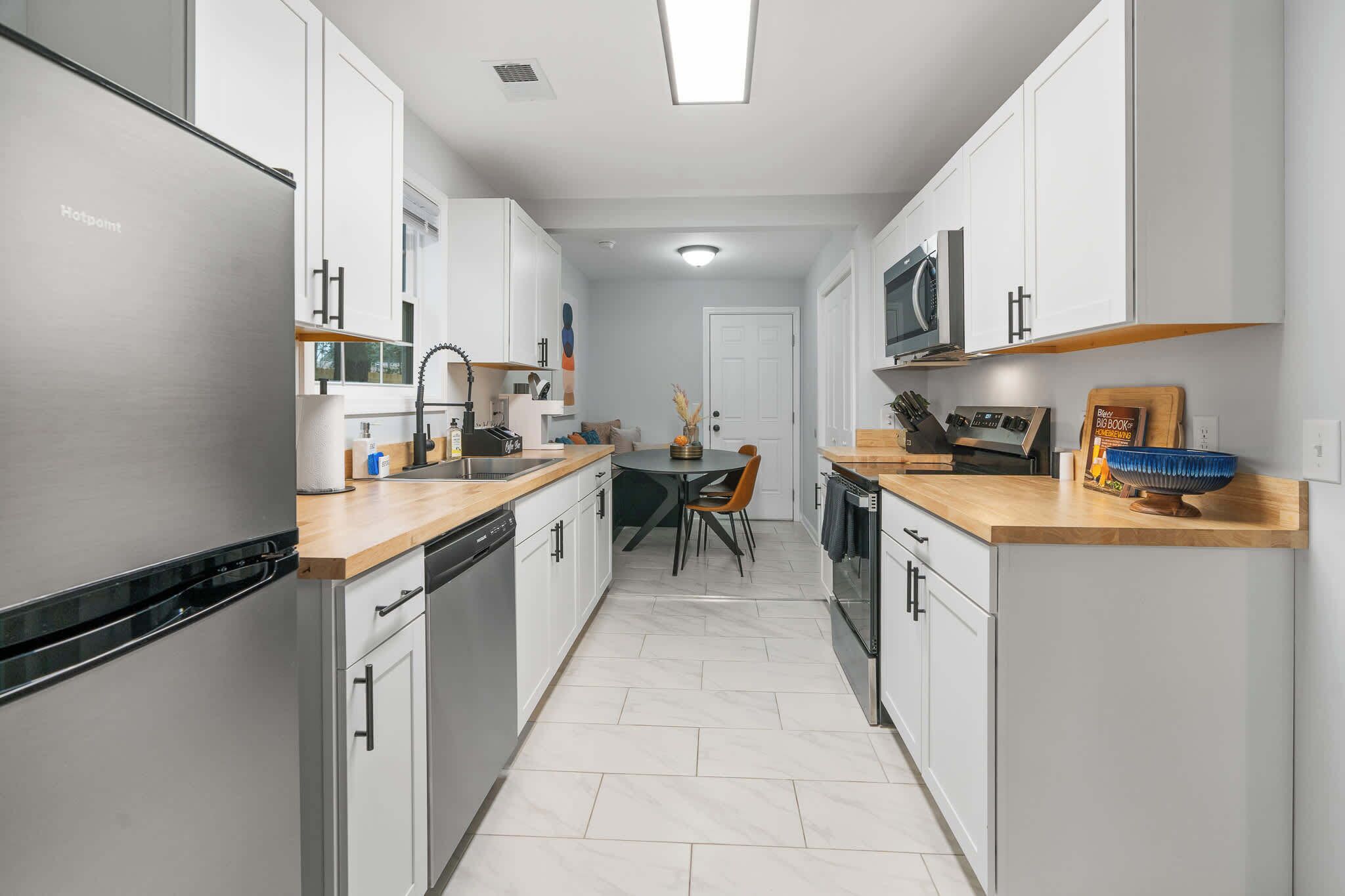 Jääkaappi, mikroaaltouuni, uuni, liesi