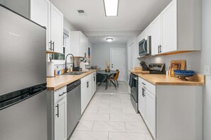 Frigorifero, microonde, forno, piano cottura