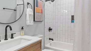 Douche, sĂšche-cheveux, serviettes fournies