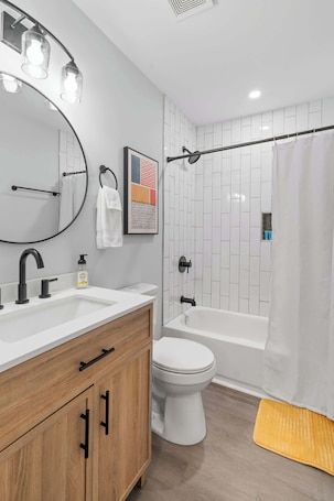 Shower, hair dryer, towels. Minutes to Downtown & Park Circle | Cozy Stay