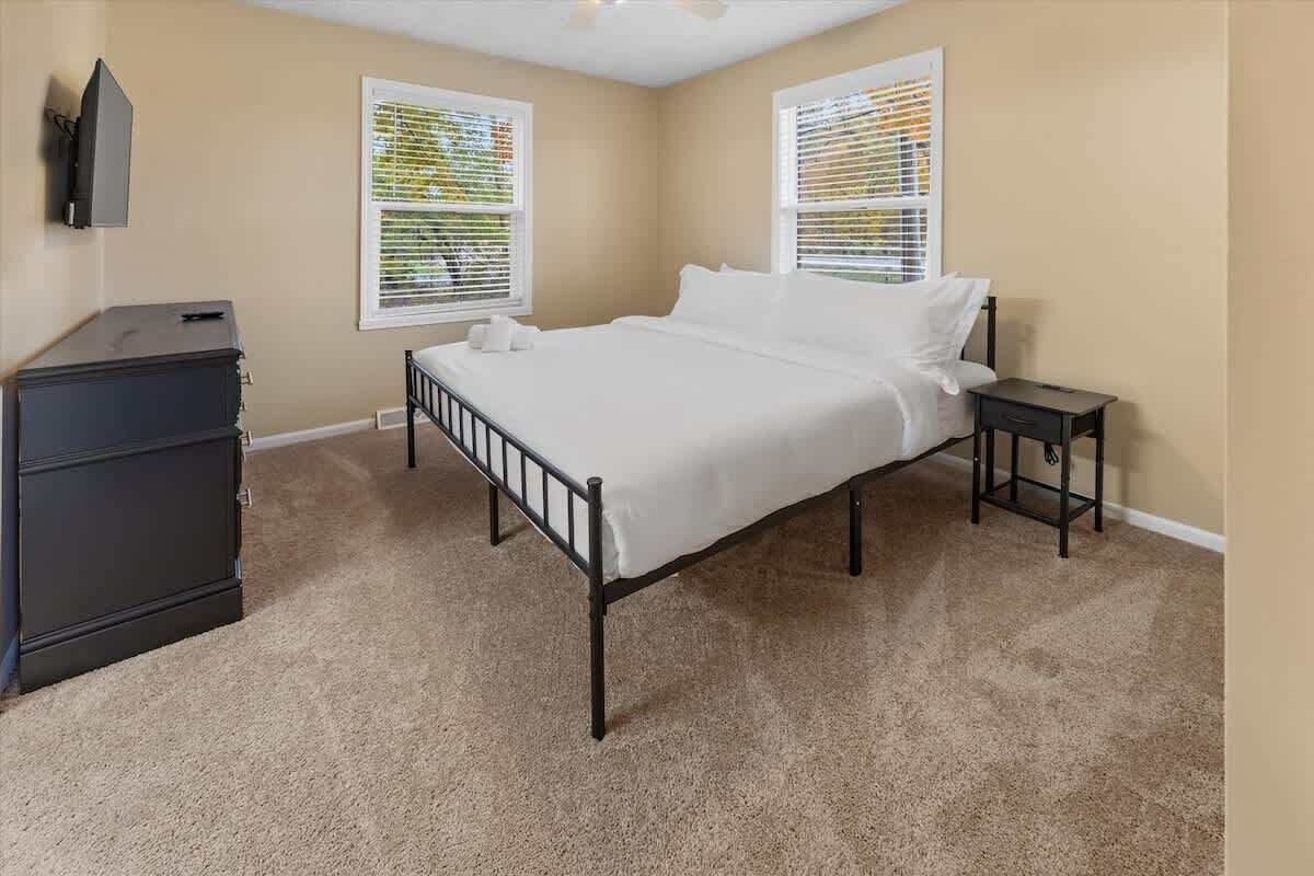 6 bedrooms, iron/ironing board, WiFi, bed sheets