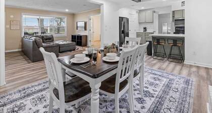 6BR Family Home by Grand Park