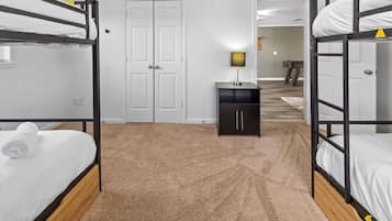 6 bedrooms, iron/ironing board, WiFi, bed sheets