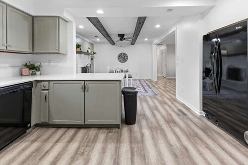 6BR Family Home by Grand Park