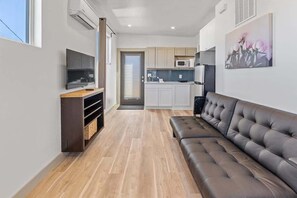TV - Cityview Cottage (Indianapolis)