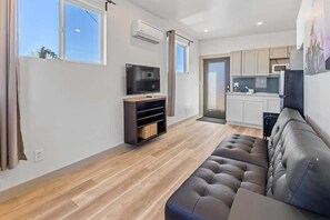 TV - Cityview Cottage (Indianapolis)
