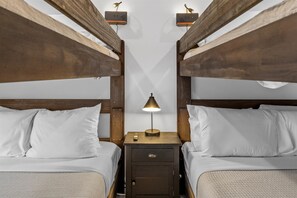 3 bedrooms, iron/ironing board, WiFi, bed sheets - Lux House Furnished for Comfort (Indianapolis)