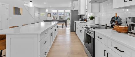 Refrigerador, microondas, horno, placa de cocina