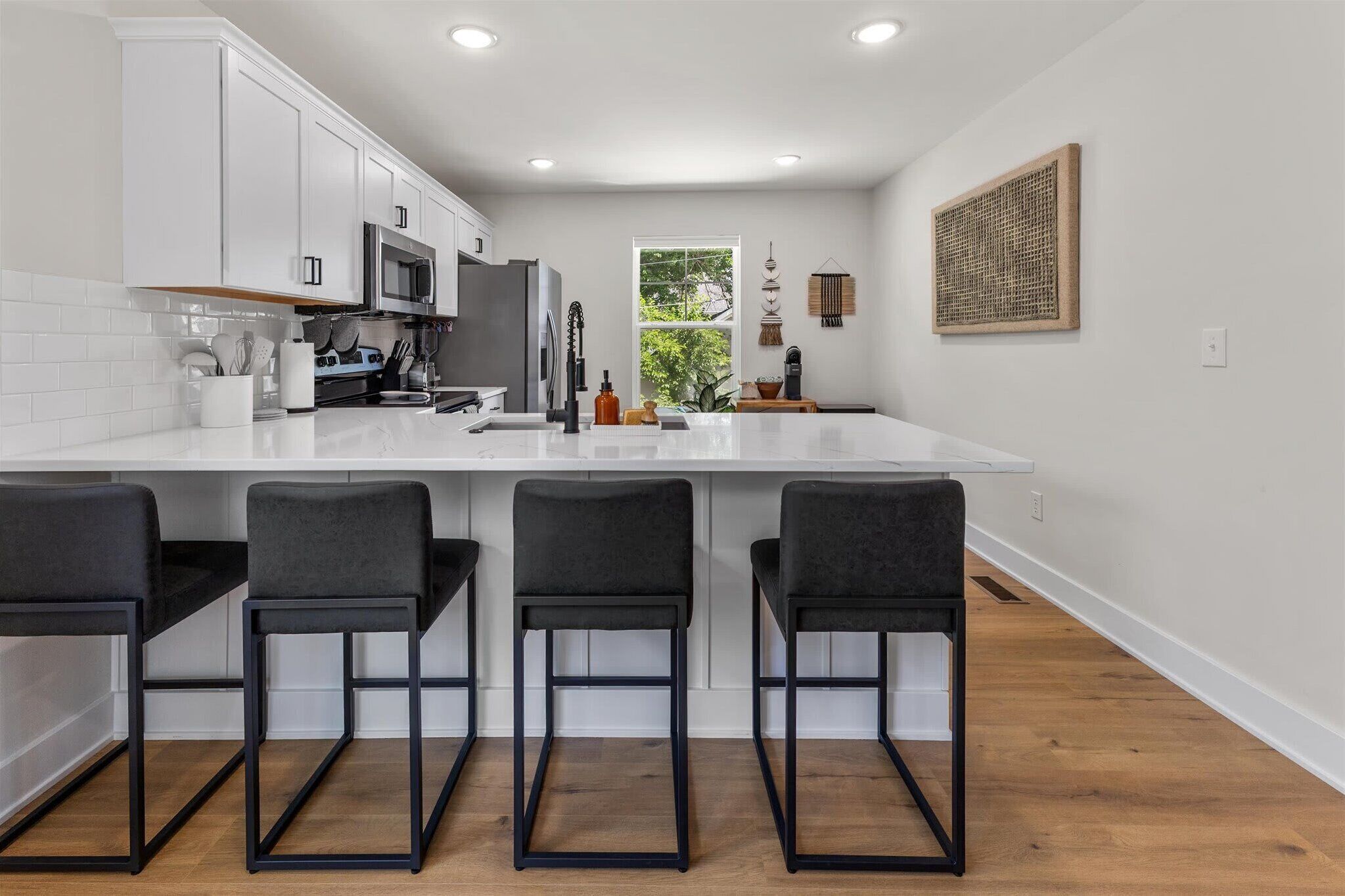 Een koelkast, een magnetron, een oven, een kookplaat