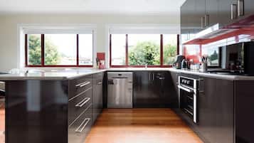 Mikrobølgeovn, ovn, kokeplater og oppvaskmaskin