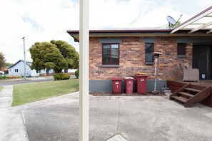 Exterior - Spacious 3-Bed, Mins from City Centre (Newstead)