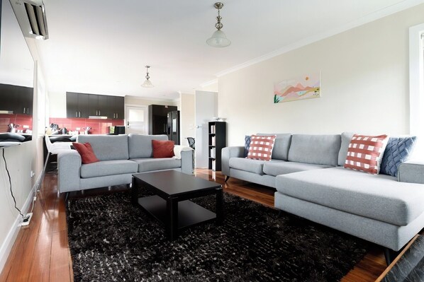 TV - Spacious 3-Bed, Mins from City Centre (Newstead)