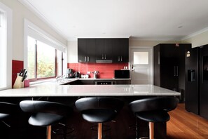 Microonde, forno, piano cottura, lavastoviglie
