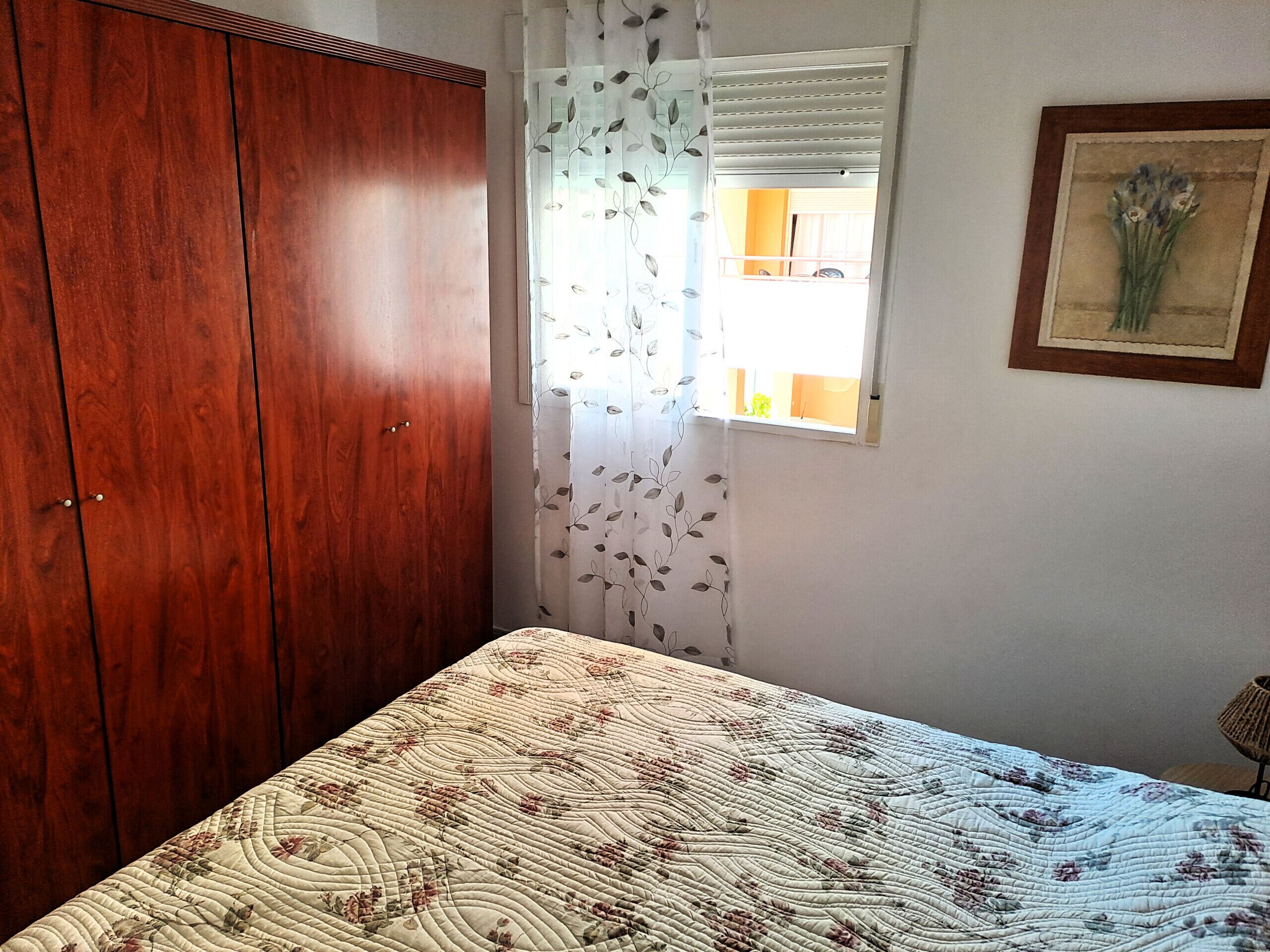 Een strijkplank/strijkijzer, beddengoed