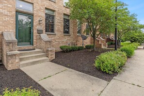 Exterior - Spacious Town Home near ICC (Indianapolis)
