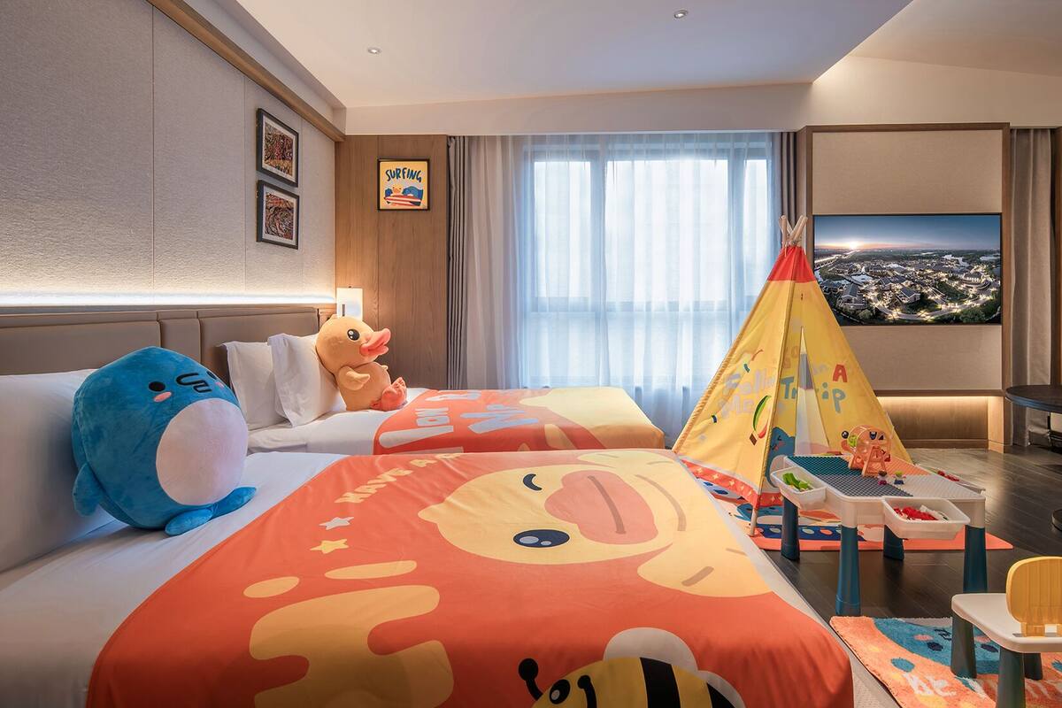 Family Twin Room | Down duvets, in-room safe, blackout curtains, iron/ironing board