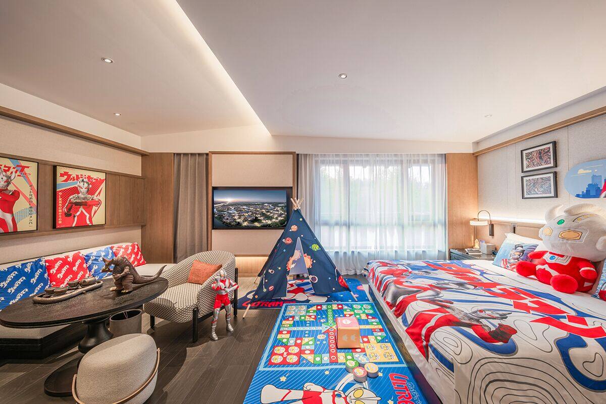 Family Room, 1 King Bed | Down duvets, in-room safe, blackout curtains, iron/ironing board