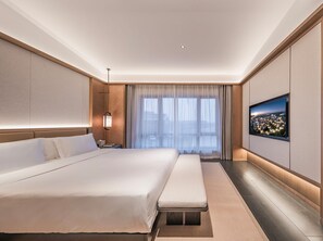 Suite - 1 kingsize-seng - udsigt til have | Dundyner, pengeskab på værelset, mørklægningsgardiner