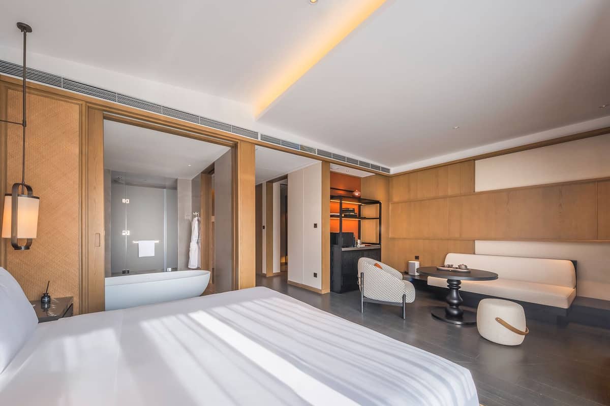 Room, 1 King Bed, Courtyard Area