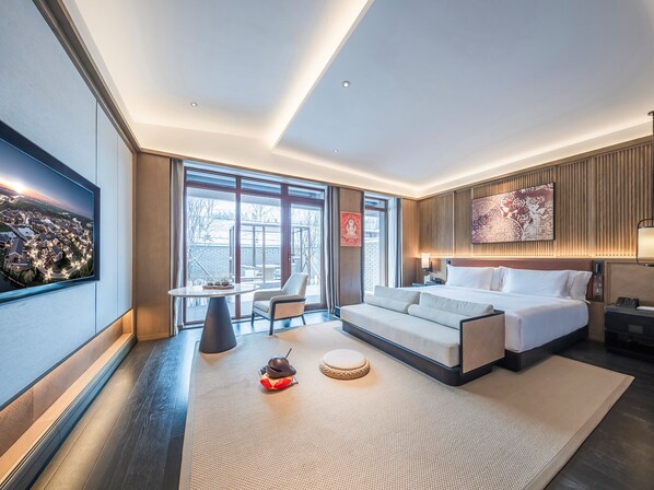 Chambre Double, 1 très grand lit, côté cour intérieure