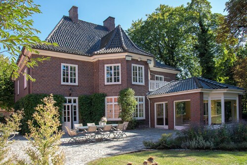Former Oevelgönne manor house with an enchantingly beautiful garden for families and groups.