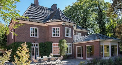 Ehemalige Gutshaus Oevelgönne mit bezaubernd schönen Garten fĂŒr Familien und Gru