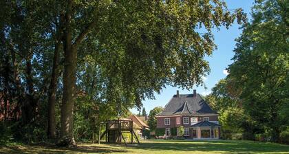 Former Oevelgönne manor house with an enchantingly beautiful garden for families and groups.