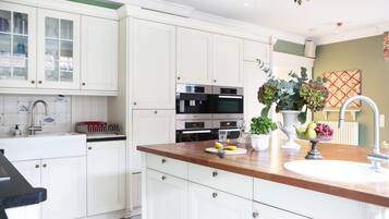 Frigorífico, microondas, horno y placa de cocina