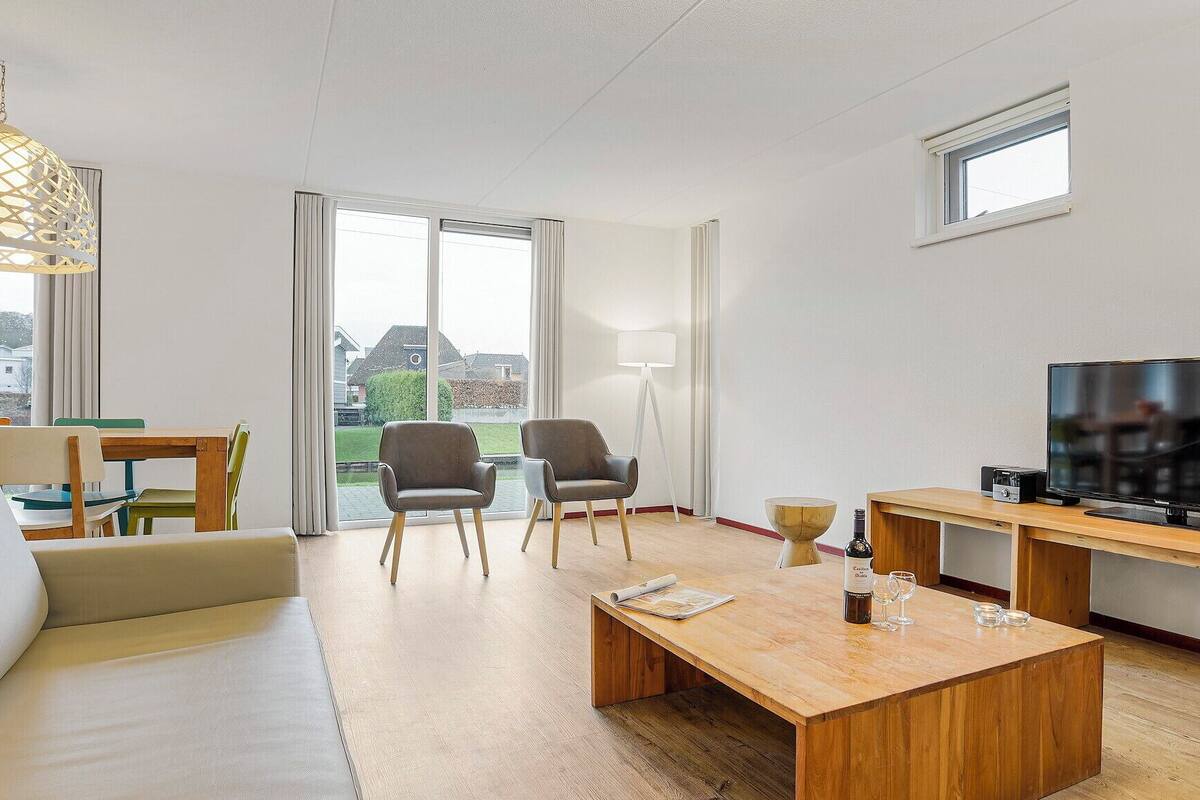 Bungalow (10L-bungalow) | Living room | TV