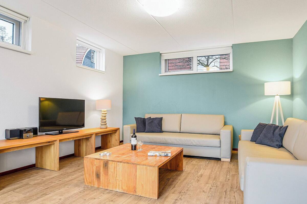Bungalow (10L-bungalow) | Living room | TV