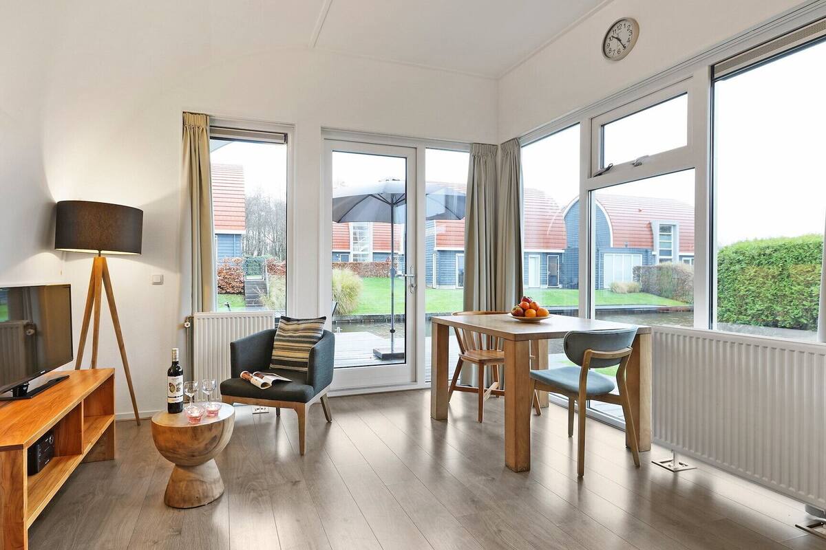 Bungalow (2C-bungalow) | Living room | TV