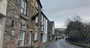 A stone building with a sign reading "The Red Lion". - Cosy Cottage for two in the Centre of Sedbergh (Sedbergh)