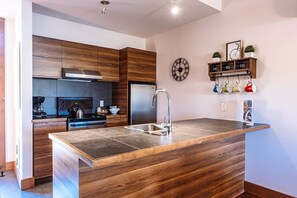 Geladeira, micro-ondas, fogão, cooktop