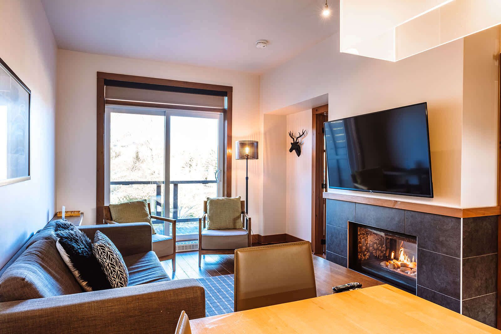 Televisión, chimenea, estéreo y oficina 