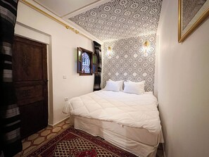 4 عدّة غرف نوم وواي فاي وملاءات أسرّة