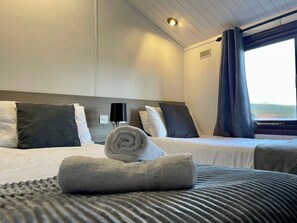 Cabin | 3 bedrooms, iron/ironing board, free WiFi, bed sheets - 3 Bedroom Lodge - Pets, Parking, Wifi, Pool Access (Cirencester)