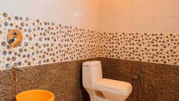 Deluxe Tent | Bathroom | Shower, towels, soap, shampoo